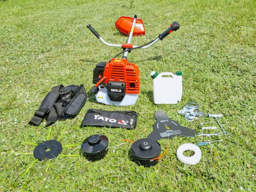 KOSA SPALINOWA Z DODATKOWYM WYPOSAŻENIEM POJ. 52CM3