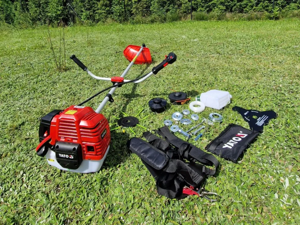 KOSA SPALINOWA Z DODATKOWYM WYPOSAŻENIEM POJ. 52CM3